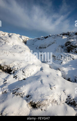 Verschneite Moorlandschaft Schlucht neben der Pennine Way auf Bleaklow in Derbyshire. Stockfoto