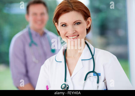 Arzt und Krankenschwester diskutieren Notizen Stockfoto
