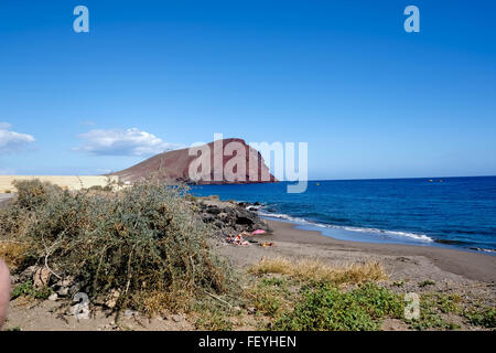 Blick auf den roten Berg am Strand von El Médano auf Teneriffa, Spanien Stockfoto