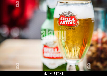 Stella Artois Glas und eine Flasche Bier in einem San Miguel de Allende Restaurant, Mexiko Stockfoto