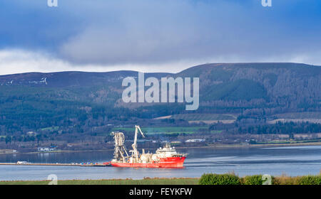 NORDSEE-ÖL KABEL SCHIFF TIEFE ENERGIE VERANKERT IM CROMARTY FIRTH AUS INVERGORDON SCHOTTLAND Stockfoto