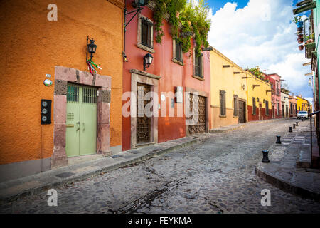 Eine malerische Straßenszene in charmanten San Miguel de Allende, Mexiko Stockfoto
