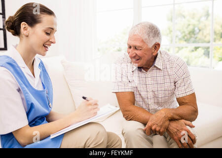 Krankenschwester kümmert sich um kranke ältere Patienten Stockfoto