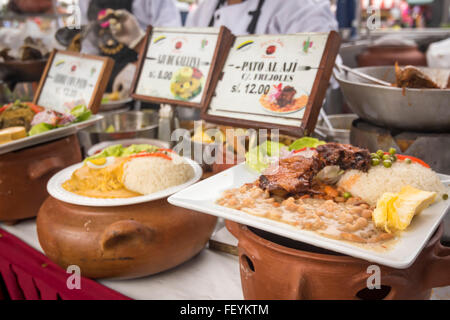 Peruanische Gerichte: 'Pato al Aji', "Aji de Gallina".  Peruanische Würze und Geschmack, Essen Messe. La Limeñita Boulevard, Camana Stockfoto