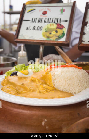 Peruanische Gerichte: "Aji de Gallina". Peruanische Würze und Geschmack, Essen Messe. La Limeñita Boulevard, Camana Street, historische Stockfoto