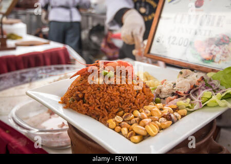 Peruanische Gerichte: "Arroz Con Mariscos y Ceviche". Peruanische Würze und Geschmack, Essen Messe. La Limeñita Boulevard, Camana St Stockfoto