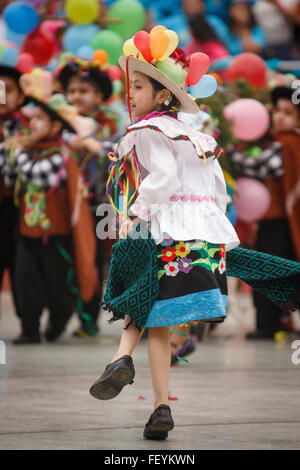 Peruanische Folklore Tanz. Internationales Festival der Volkstänze El Buen Pastor Schule, Gemeinde Los Olivos, Lima, Peru Stockfoto