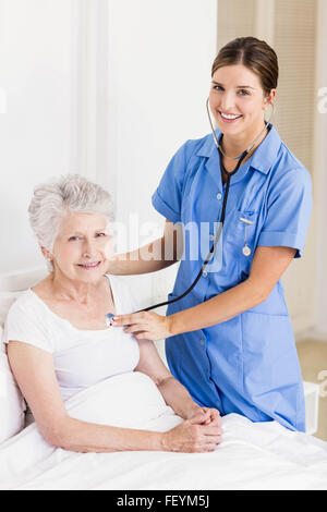 Eine lächelnde Krankenschwester mit ihrer Patientin Stockfoto