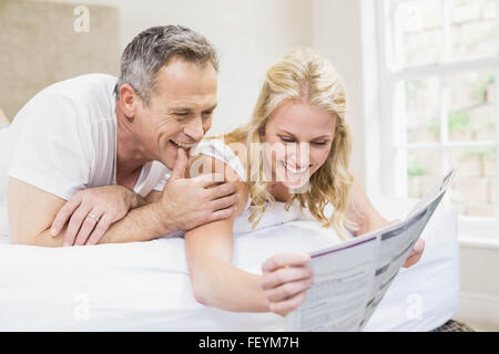 Süßes Paar Lesen der Nachrichten Stockfoto