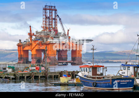 NORTH SEA OIL RIG PHOENIX WESTTÜRME ÜBER ANGELBOOTE/FISCHERBOOTE VERTÄUT IN CROMARTY HAFEN CROMARTY FIRTH SCHOTTLAND Stockfoto