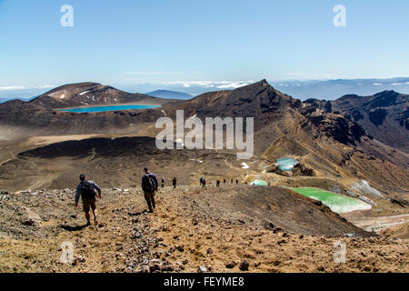 Karen E. Segrave Wanderer Abstieg sorgfältig aus der Red Crater in Richtung Emerald Lakes Stockfoto