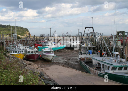 Angelboote/Fischerboote auf dem Boden bei Ebbe Stockfoto