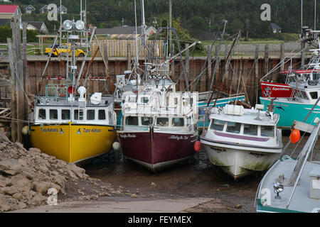 Angelboote/Fischerboote auf dem Boden bei Ebbe Stockfoto