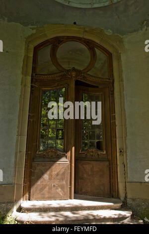 Bekannt als Châteaux Lumniere aufgrund seiner Phantasie Oberlicht und einmal im Besitz von Maurice Burrus hat jetzt verfallen. Stockfoto