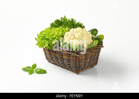 Salat, Blumenkohl und Zucchini in einem Korb Stockfoto