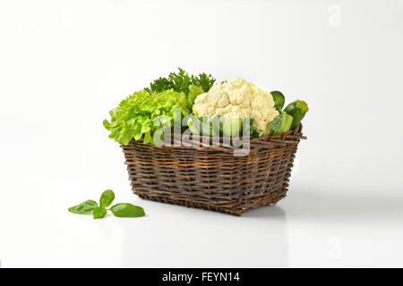 Salat, Blumenkohl und Zucchini in einem Korb Stockfoto