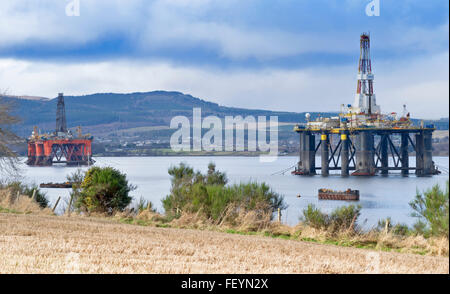 NORDSEE-BOHRINSELN SEDCO 712 UND OCEAN VANGUARD REPARIERT IM CROMARTY FIRTH VERANKERT VOR INVERGORDON SCHOTTLAND Stockfoto