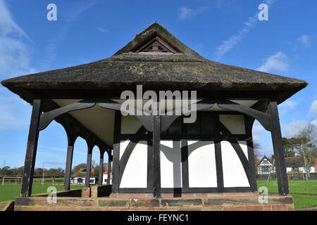 Reetgedeckte Dorf grün Pavillon, Thornton Hough, Wirral Stockfoto