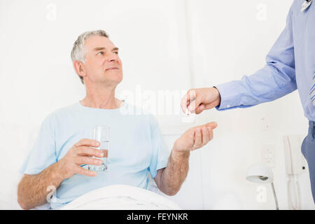 Krankenpfleger, senior woman Pillen geben Stockfoto