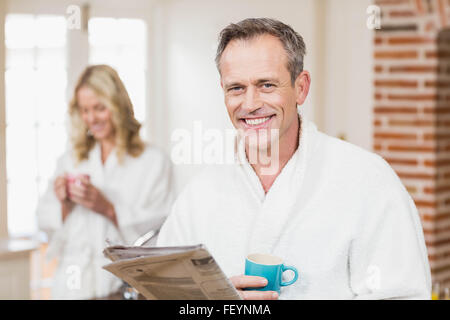 Nettes Paar mit Kaffee und Lesen von Nachrichten Stockfoto