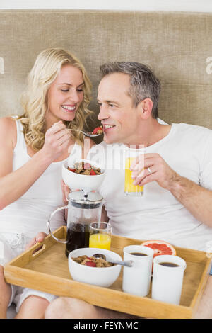 Nettes Paar mit Frühstück im Bett Stockfoto