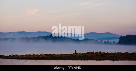 Sonnenaufgang über dem See Lipno, Tschechische Republik Stockfoto