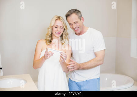 Paar warten auf eine Schwangerschaft Testergebnisse Stockfoto