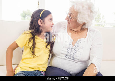 Großmutter und Enkelin sahen einander Stockfoto