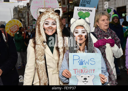 Pfoten für Gedanken Aktivisten während Londons Climate March Stockfoto