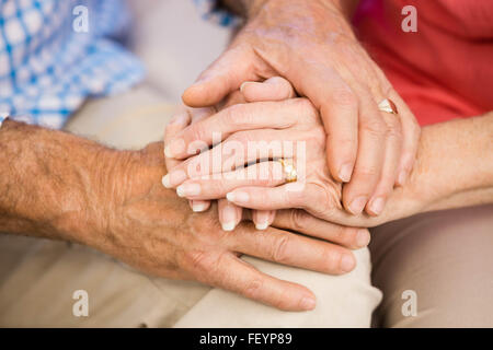 Ältere Ehepaare Hände zusammen Stockfoto