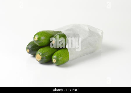 Tasche von Baby-Zucchini auf weißem Hintergrund Stockfoto