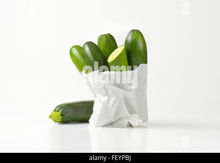 Tasche von Baby-Zucchini auf weißem Hintergrund Stockfoto