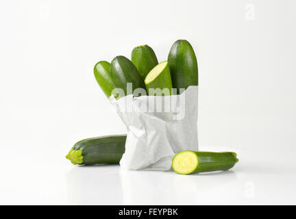 Tasche von Baby-Zucchini auf weißem Hintergrund Stockfoto