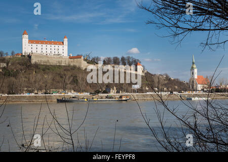 Die Burg von Bratislava und St. Martin's Cathedral in Bratislava, Slowakei. Blick auf die Donau. Stockfoto