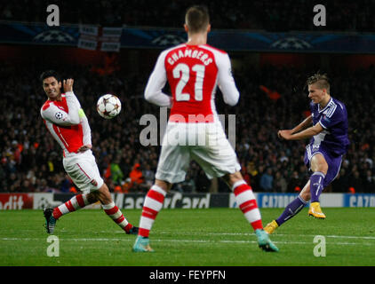 LONDON, ENGLAND - 4. November 2014: Maxime Colin von Anderlecht nimmt spielte The Emirates Stadium einen Schuss auf das Tor, der während der UEFA-Champions-League-Partie zwischen Arsenal aus England und Anderlecht aus Belgien von Arsenals Mikel Arteta blockiert wird. Stockfoto