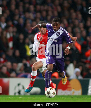 LONDON, ENGLAND - 4. November 2014: Arsenals Kieran Gibbs und Oswal Álvarez von Anderlecht während der UEFA-Champions-League-match zwischen Arsenal aus England und Anderlecht aus Belgien bei The Emirates Stadium gespielt. Stockfoto