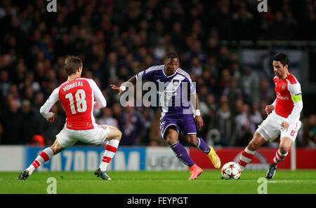 LONDON, ENGLAND - 4. November 2014: Arsenals Nacho Monreal Oswal Álvarez von Anderlecht und FC Arsenal Mikel Arteta während der UEFA-Champions-League-Partie zwischen Arsenal aus England und Anderlecht aus Belgien The Emirates Stadium gespielt. Stockfoto