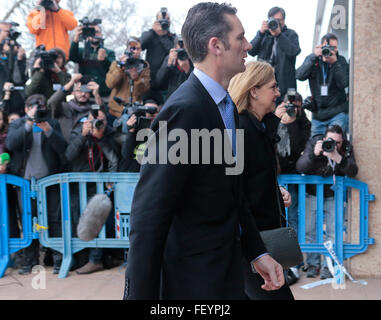 Palma De Mallorca, Spanien. 9. Februar 2016. Spaniens Princess Cristina (R) kommt am Hof mit ihrem Ehemann Inaki Urdangarin, Gericht in Palma De Mallorca zu besuchen. Bildnachweis: Zixia/Alamy Live-Nachrichten Stockfoto