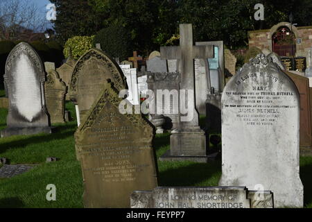 Friedhof an Allerheiligen Pfarrkirche, Thornton Hough, Wirral UK. Stockfoto