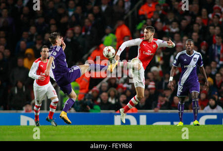 LONDON, ENGLAND - 4. November 2014: Maxime Colin von Anderlecht und Arsenals Aaron Ramsey Zusammenstoß während der UEFA-Champions-League-Spiel zwischen Arsenal aus England und Anderlecht aus Belgien bei The Emirates Stadium gespielt. Stockfoto