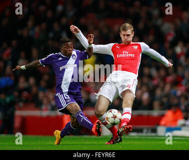 LONDON, ENGLAND - 4. November 2014: Oswal Álvarez von Anderlecht und Arsenals Per Mertesacker während der UEFA-Champions-League-Partie zwischen Arsenal aus England und Anderlecht aus Belgien The Emirates Stadium gespielt. Stockfoto