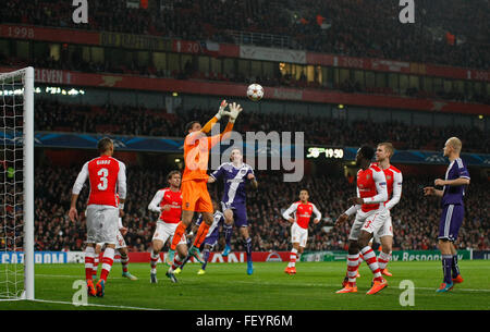 LONDON, ENGLAND - 4. November 2014: während der UEFA-Champions-League-Partie zwischen Arsenal aus England und Anderlecht aus Belgien spielte bei The Emirates Stadium. Stockfoto