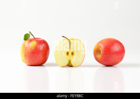 zwei und eine halbe Äpfel auf weißem Hintergrund Stockfoto