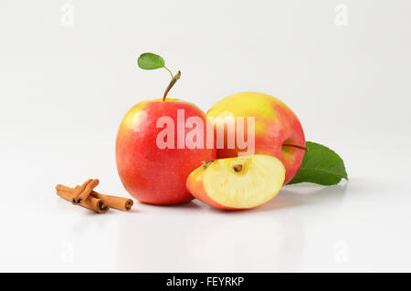 zwei und ein Viertel Äpfel auf weißem Hintergrund Stockfoto