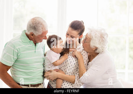Glückliche Großeltern mit ihrem Enkel spielen Stockfoto