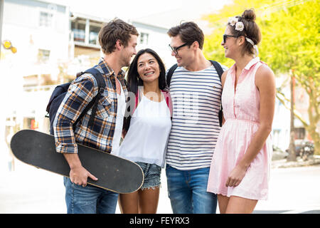 Hip Freunde sprechen Stockfoto