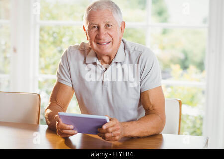 Konzentrierte sich senior woman mit tablet Stockfoto