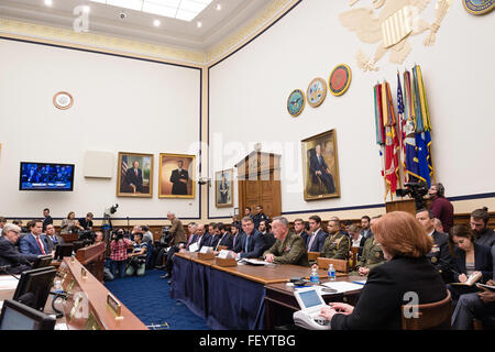 Marine Corps General Joseph F. Dunford Jr., Vorsitzender der Joint Chiefs Of Staff, zeugt neben Verteidigungsminister Ash Carter während einer Anhörung des House Armed Services Committee auf dem Capitol Hill, 1. Dezember 2015. Stockfoto