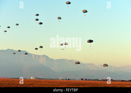 US-Fallschirmjäger, 54. Brigade-Pionier-Bataillon, 173rd Airborne Brigade zugewiesen führen operiert in der Luft von einem US-Air Force 86. Air Wing c-130 Hercules-Flugzeuge bei Juliet Drop-Zone in Pordenone, Italien, 2. Dezember 2015. Der 173rd Airborne Brigade ist der US-Armee Kontingenz Response Force in Europa, in der Lage, überstehende bereit Kräfte überall in den europäischen USA, Afrika oder zentrale Befehle Verantwortungsbereich innerhalb von 18 Stunden. Stockfoto