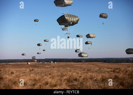 Fallschirmjäger füllen den Himmel auf Sizilien-Drop-Zone für die 18. jährliche Randy Oler Memorial Betrieb Spielzeug fallen, moderiert von US Armee zivile Angelegenheiten & psychologische Operations Command (Airborne), 4. Dezember 2015, in Fort Bragg, N.C. Betrieb Spielzeug Tropfen ist eines der weltweit größten kombinierten Luftlandeoperationen und Soldaten die Möglichkeit zu helfen, Kinder in Not Spielzeug für den Urlaub erhalten. Stockfoto